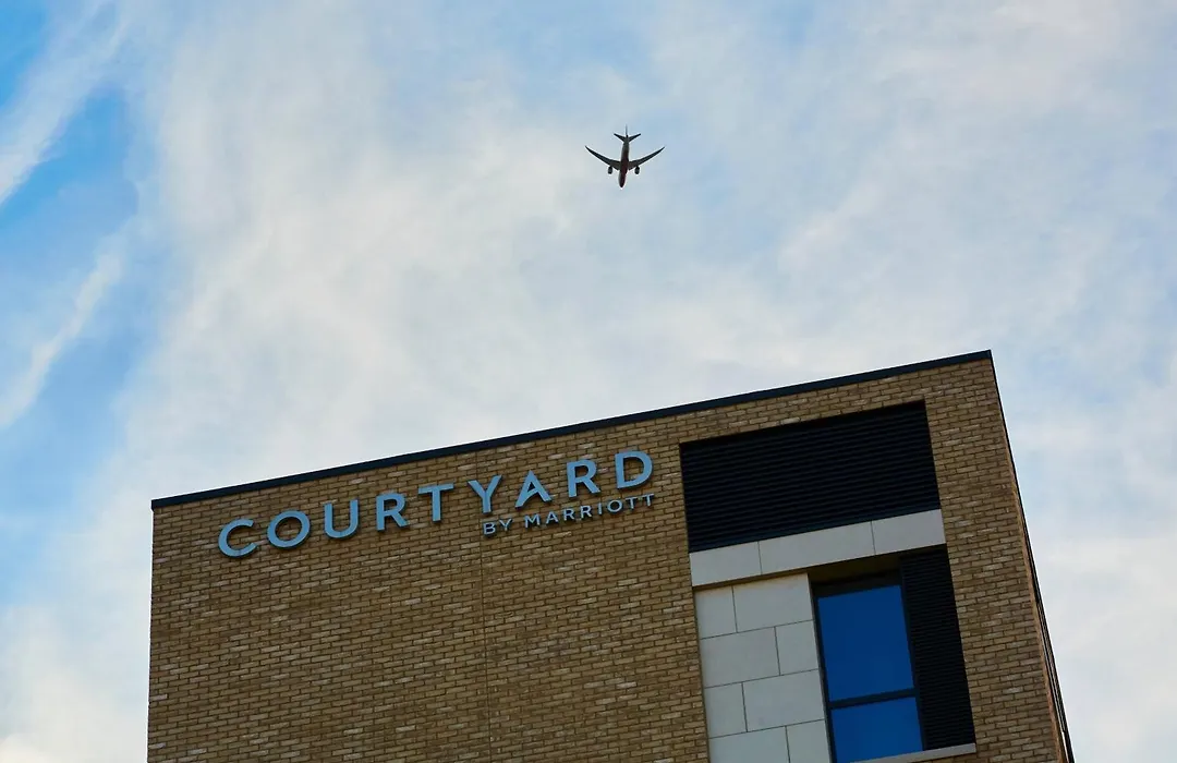 Courtyard By Marriott London City Airport-1