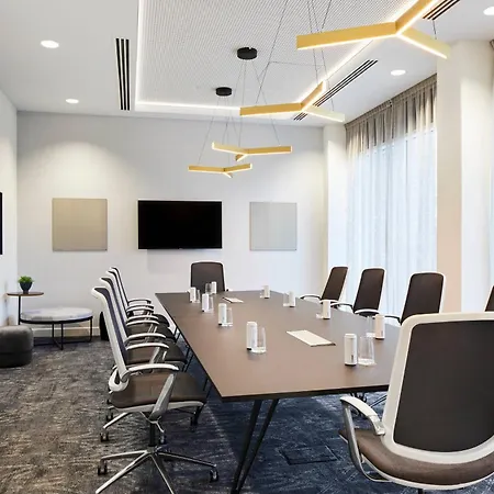 Courtyard By Marriott London City Airport-3